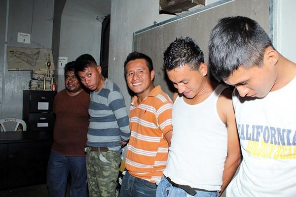 Cinco hombres fueron capturados en Retalhuleu, cuando circulaban en un picop y llevaban una motocicleta robada. (Foto Prensa Libre: Rolando Miranda)
