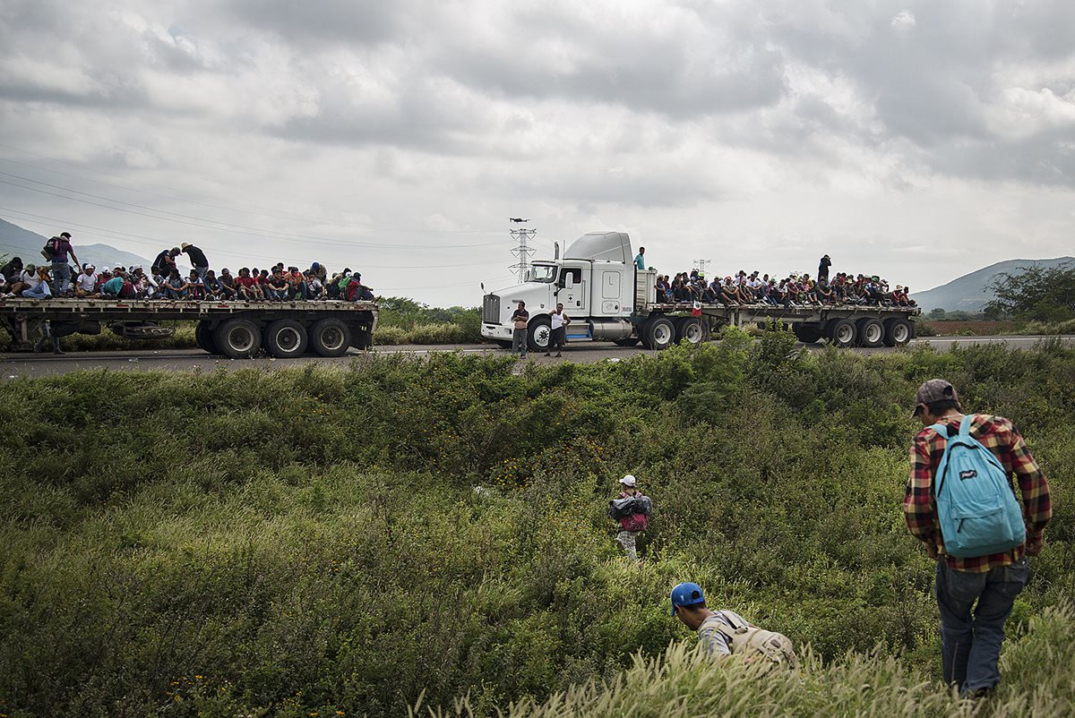Miembros de la caravana migrante continúan su travesía por el municipio de Juchitan, en el estado de Oaxaca, México. (Foto Prensa Libre: EFE).