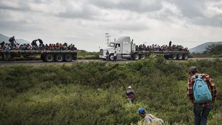Miembros de la caravana migrante continúan su travesía por el municipio de Juchitan, en el estado de Oaxaca, México. (Foto Prensa Libre: EFE).