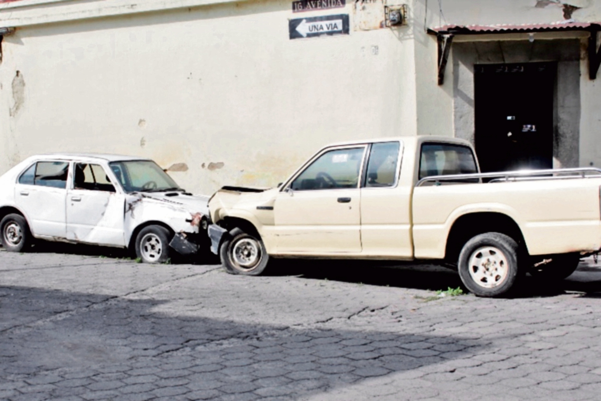 Vecinos se quejan de los vehículos que están estacionados en la 8a. avenida de la zona 1 de la cabecera de Quetzaltenango.
