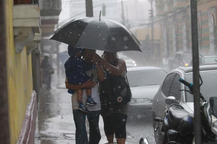 La lluvia podría persistir durante la otra semana e incrementarse si el sistema de baja presión se fortalece a tormenta tropical. (Foto Prensa Libre: Hemeroteca PL)