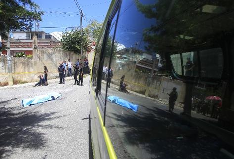 Un hombre de 19 años fue asesinado en la zona 11 de Mixco (Foto Prensa Libre: E. Ávila)