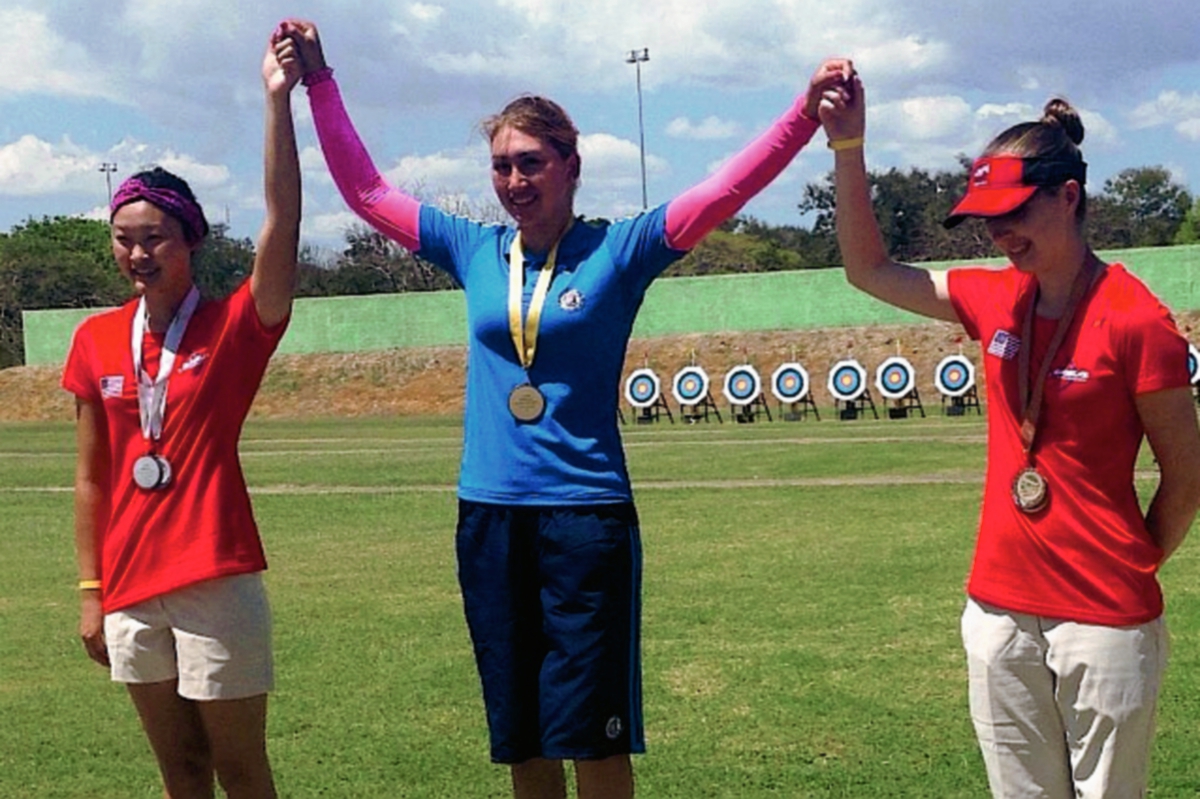 Yesenia Valencia -centro del podio- en la competencia que se realizó en República Dominicana. (Foto Prensa Libre: Cortesía COG)