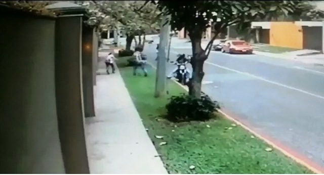 Asaltan y goléan a mujer en zona 14. Video capta el momento de la agresión. (Foto Prensa Libre: PNC)