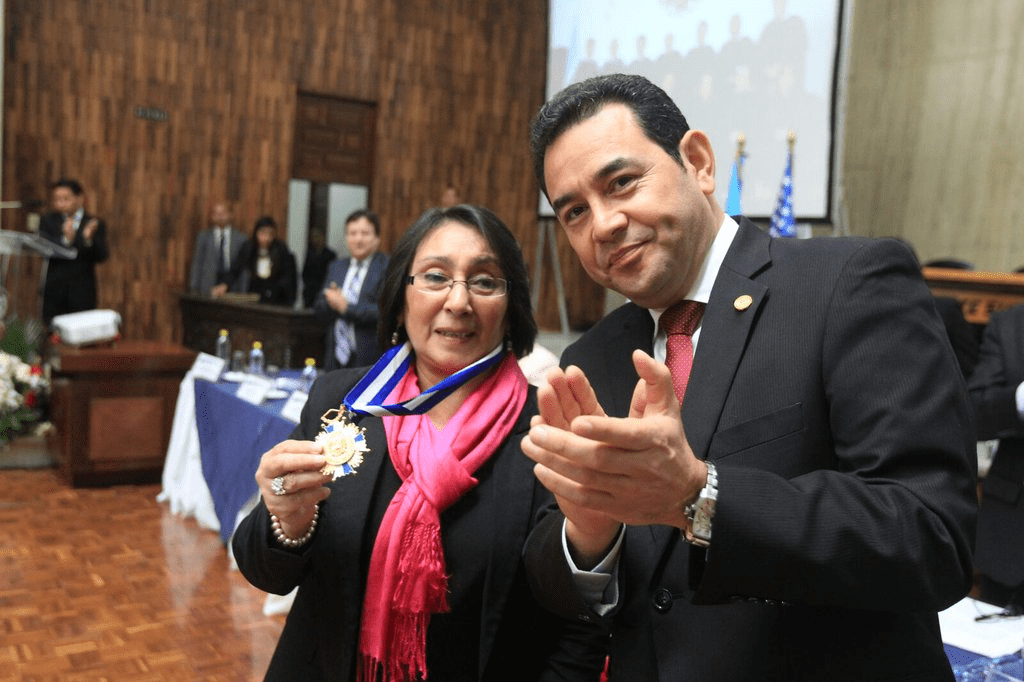 Norma Cruz, activista de derechos de la mujer, es saludada por el presidente Morales, al recibir reconocimientos. (Foto Prensa Libre: Esbin García)