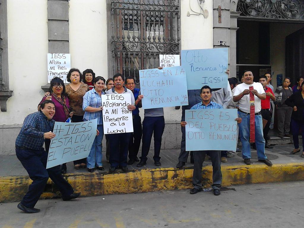Trabajadores del IGSS en Xela muestran pancartas durante manifestación contra la corrupción. (Foto Prensa Libre: elQuetzalteco)