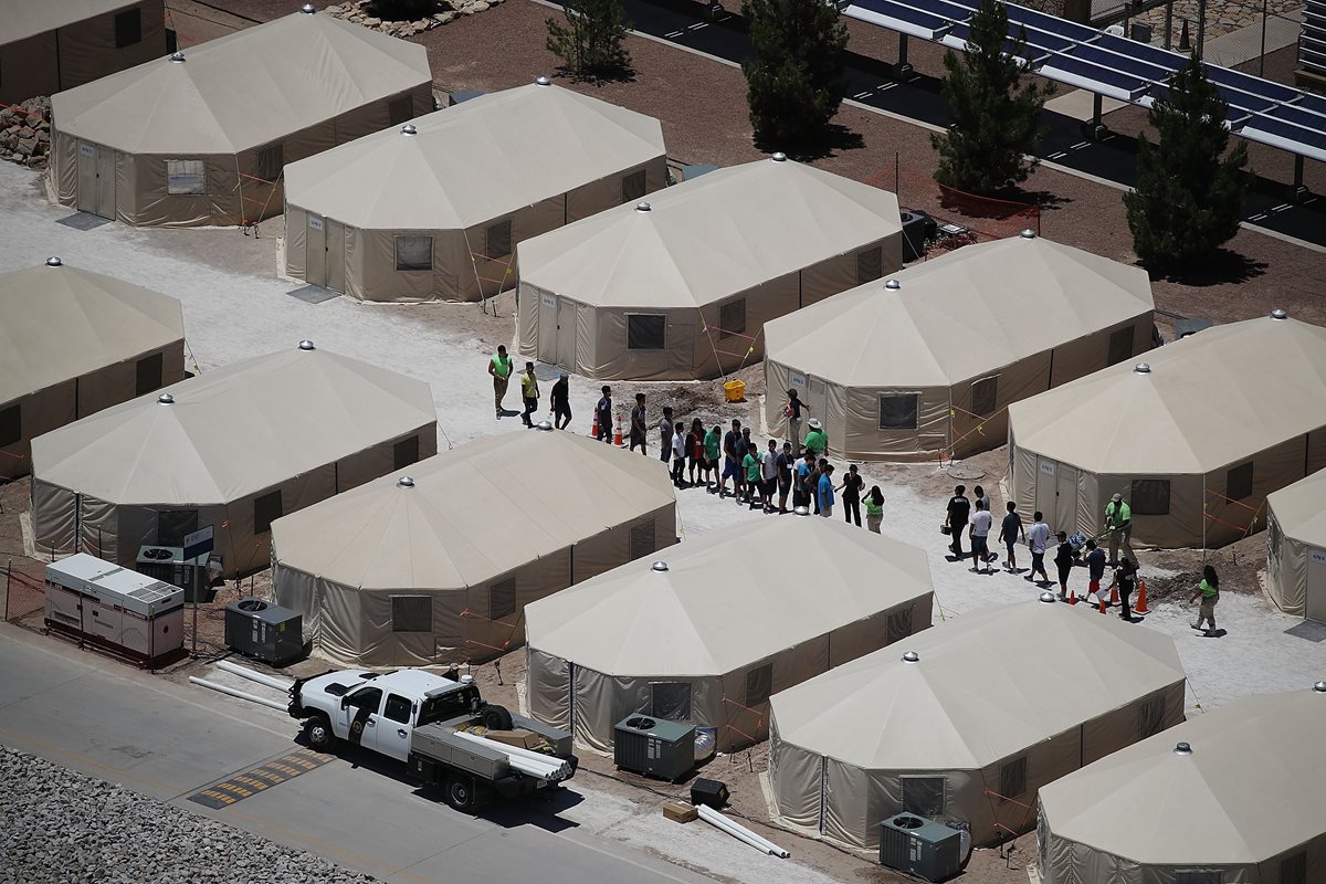 Niños en las afueras de las carpas que se instalaron en un albergue improvisado en Tornillo, Texas. (Foto Prensa Libre: AFP)