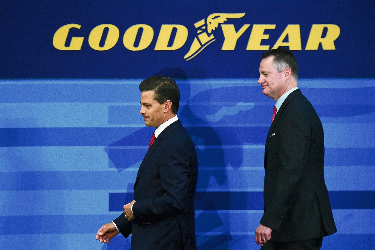 El Presidente Enrique Pena Nieto camina junto a Richard Kramer, jefe de Goodyear (Foto Prensa Libre:AFP)