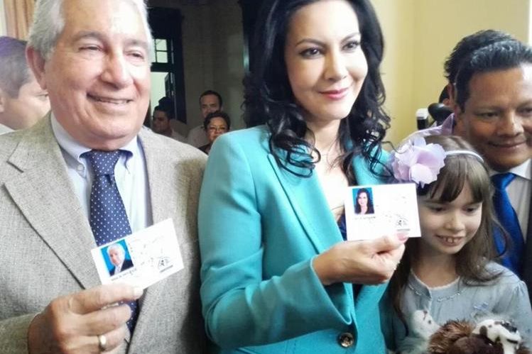 Zury Ríos y Juan Luis Mirón muestran las credenciales como candidatos a la presidencia y vicepresidencia por el partido Viva. (Foto Prensa Libre: Hemeroteca PL)