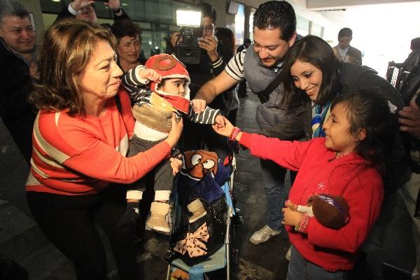 Santiago Haider fue recibido por familiares, ayer, en el aeropuerto La Aurora.