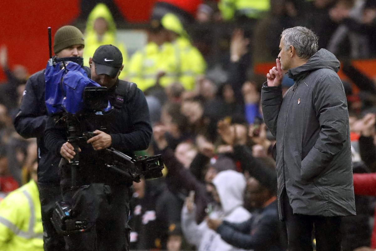 José Mourinho envía un mensaje especial a la cámara, en la victoria del Manchester United sobre el Tottenham. (Foto Prensa Libre: AP)