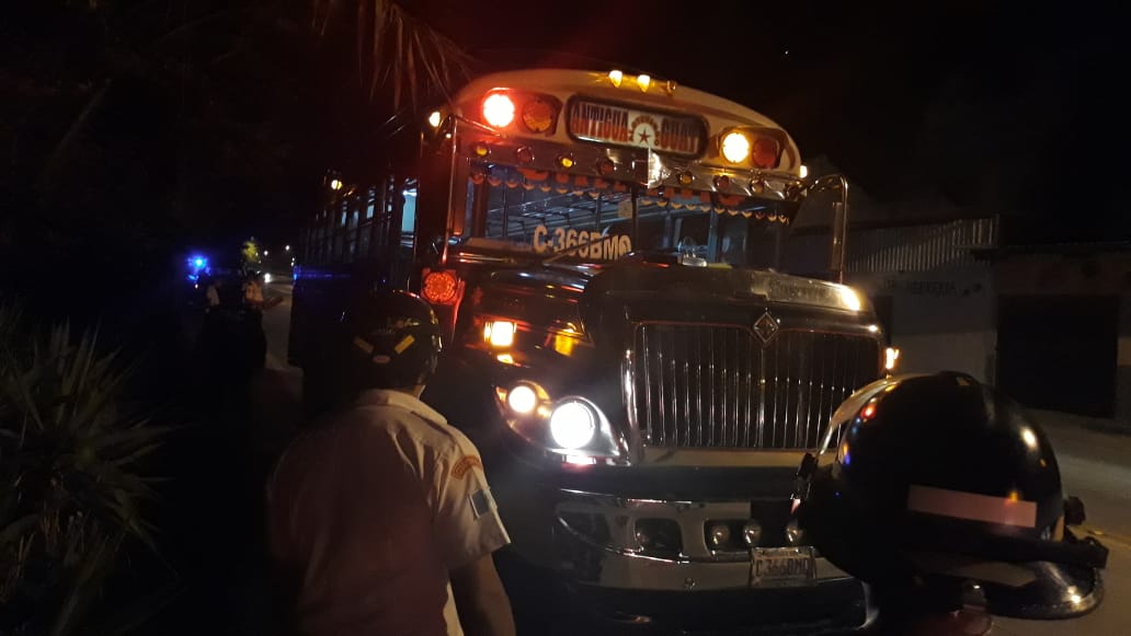 Cuerpos de socorro y curiosos observan el autobús que fue asaltado en la Bajada de Las Cañas. (Foto Prensa Libre: Renato Melgar)