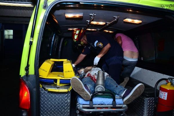 bomberos auxilian a Denis Josué López.