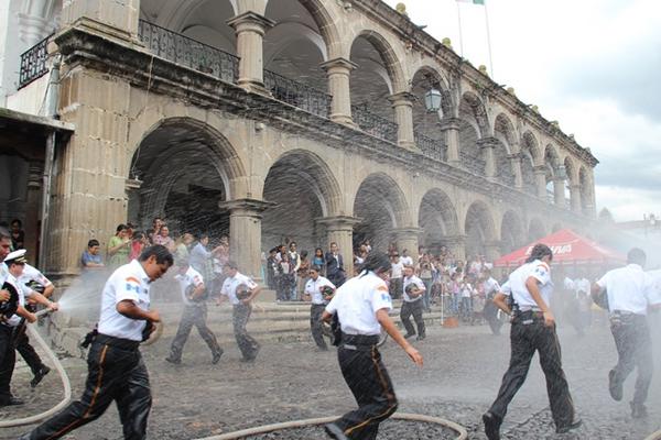 Los nuevos socorristas fueron bautizados a un costado del parque central de Antigua Guatemala. (Foto Prensa Libre. Miguel López)<br _mce_bogus="1"/>
