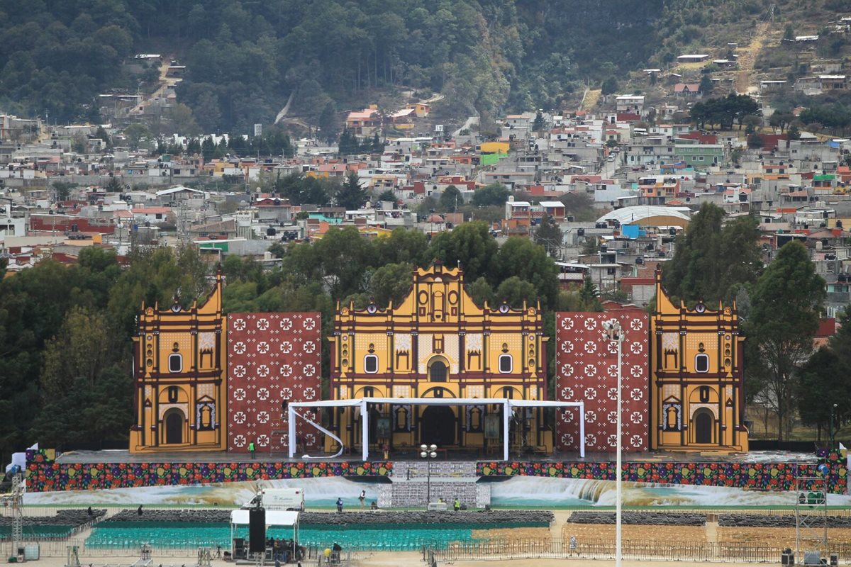 Panorámica del campo de futbol en San Cristobal de las Casas, lugar donde el Papa Francisco ofrecerá una misa el lunes. (Foto Prensa Libre: Esbin García)