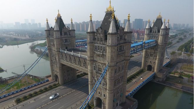 La réplica del Tower Bridge de Londres en Suzhou, China, incluye cuatro torres en lugar de dos. REUTERS