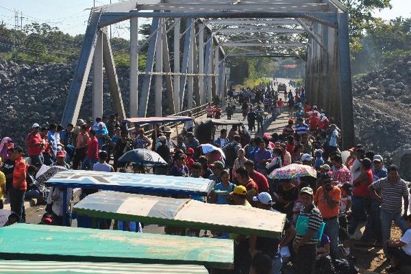 El paso en el km 179 de la ruta al Pacífico, en   puente   El Zarco, fue bloqueado durante cinco horas por docentes que exigen nuevos contratos.