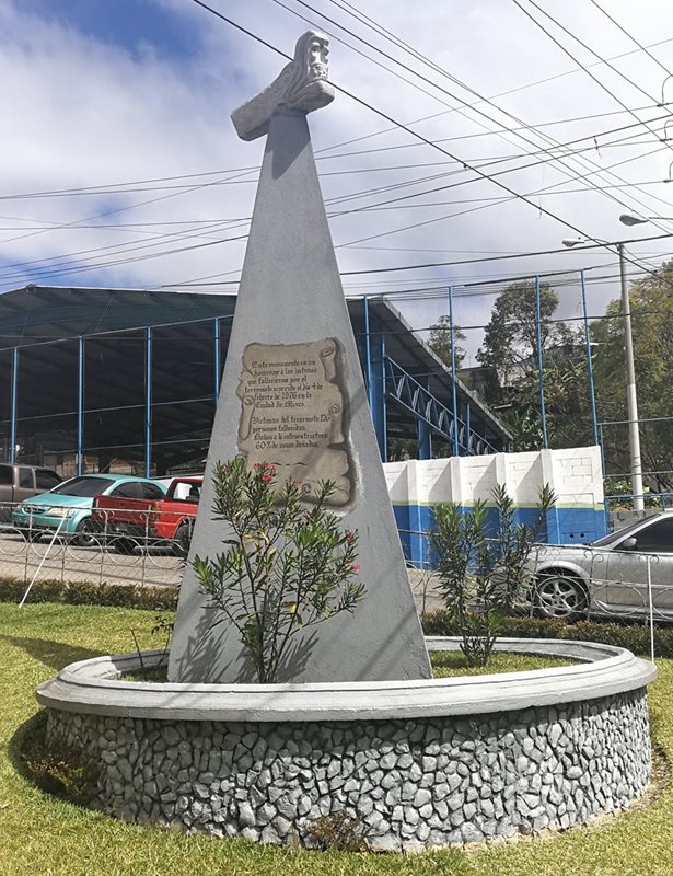 El monumento tiene estilo pirámide, en alusión a la topografía del terreno donde fue asentado el municipio de Mixco. (Foto Prensa Libre: Óscar Felipe Quisque)