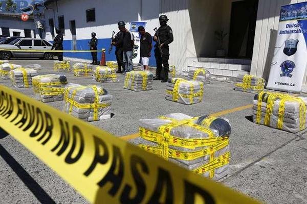 La droga era trasladada en 18 bolsas negras. (Foto: Cortesía de La Prensa Gráfica de El Salvador).