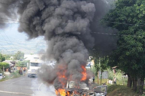 Vehículo fue consumido por las llamas. (Foto Prensa Libre: Oswaldo Cardona)