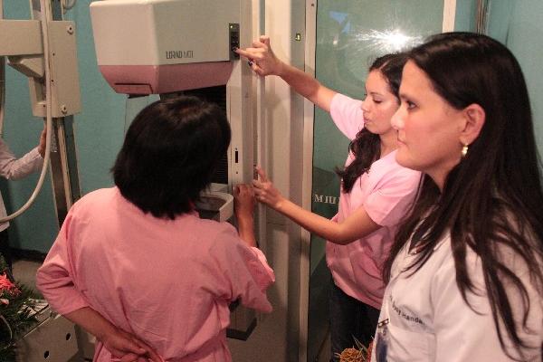 Practican examen a una paciente.