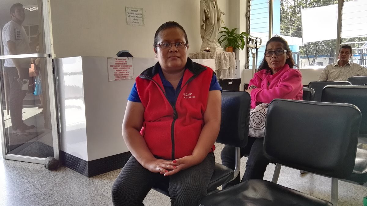 Emily Jiménez recibe tratamiento en el Incán, a donde fue referida  por el Hospital de Amatitlán, pero tuvo que pagar sus exámenes en el sector privado de la salud, para recibir quimioterapias. (Foto Prensa Libre: Roni Pocón)