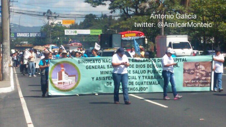 Salubristas recorren la Calzada Roosevelt hacia el ministerio de Salud. (Foto Prensa Libre: Amilcar Montejo)