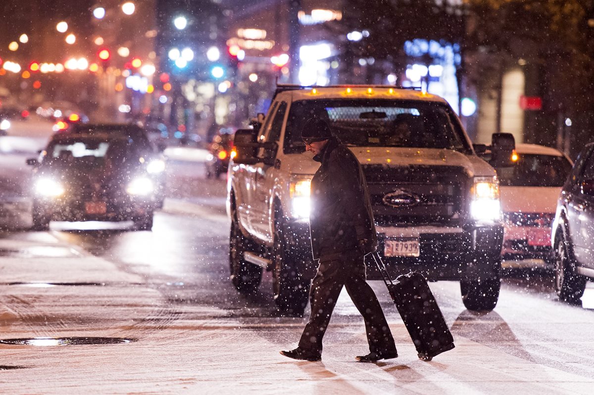 Un hombre cruza una calle nevada en Washington DC. (Foto Prensa Libre: EFE).