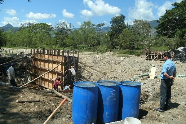 Empleados de constructora trabajan sobre el río La Pita, en Los Amates, Izabal.