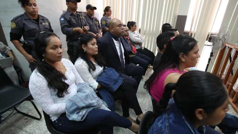 Procesados por la fuga de Marixa Ethelinda Lemus Pérez, alias la Patrona, durante la audiencia de este martes. (Foto Prensa Libre: Paulo Raquec).