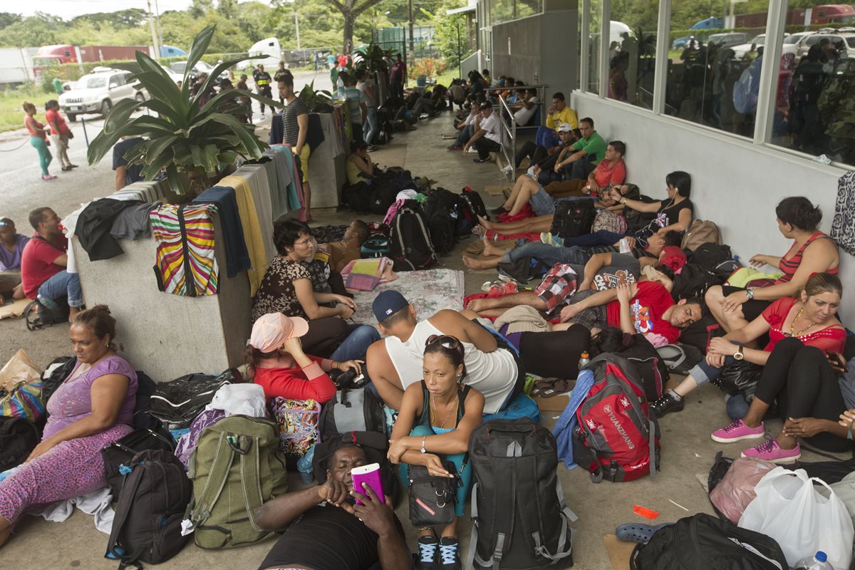 San José pidió sin éxito el apoyo de tres países para ayudar a casi 6 mil cubanos. (Foto Prensa Libre: AP)