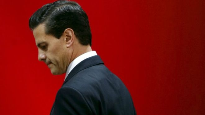 El presidente de México, Enrique Peña Nieto, fue acusado de plagiar a diferentes autores en la tesis con la que obtuvo su licenciatura en Derecho. REUTERS