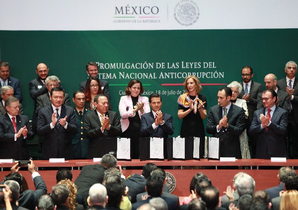 Enrique Peña Nieto (c), celebra las leyes del Sistema Nacional Anticorrupción. (Foto Prensa Libre: EFE)