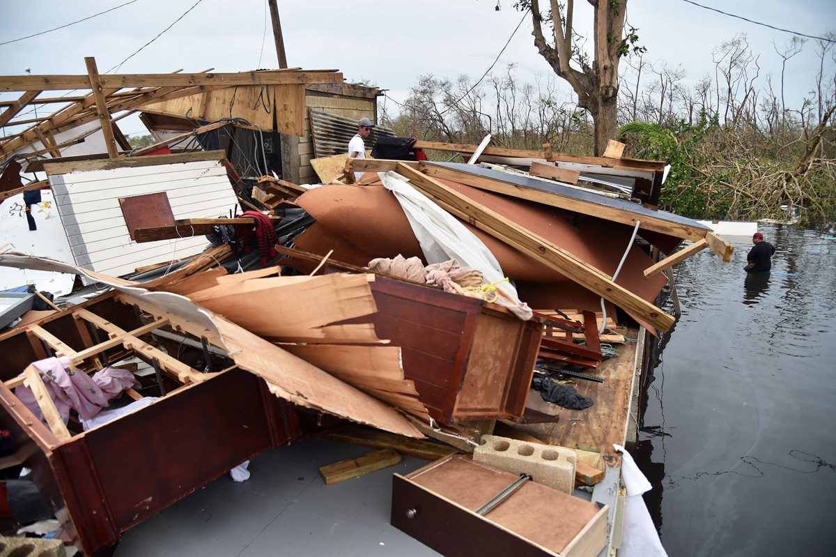 Destrucción y devastación dejó el Huracán María a su paso por Puerto Rico. Autoridades trabajan en su reconstrucción pero estiman que no volverá a ser la misma. (Foto Prensa Libre: AFP)