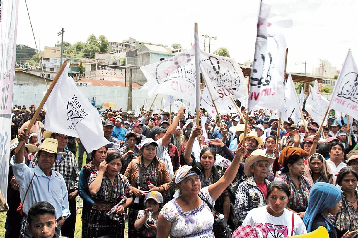 concentración de  activistas del comité cívico SUD en la cancha de futbol del barrio El Carmen, Sololá, durante la campaña electoral  del 2011.
