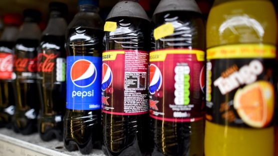 Las pruebas determinaron que los niveles de grelina, la hormona que contribuye a que te sientas más hambriento, eran 50% más altos en quienes habían tomado bebidas gaseosas, según el estudio. GETTY IMAGES