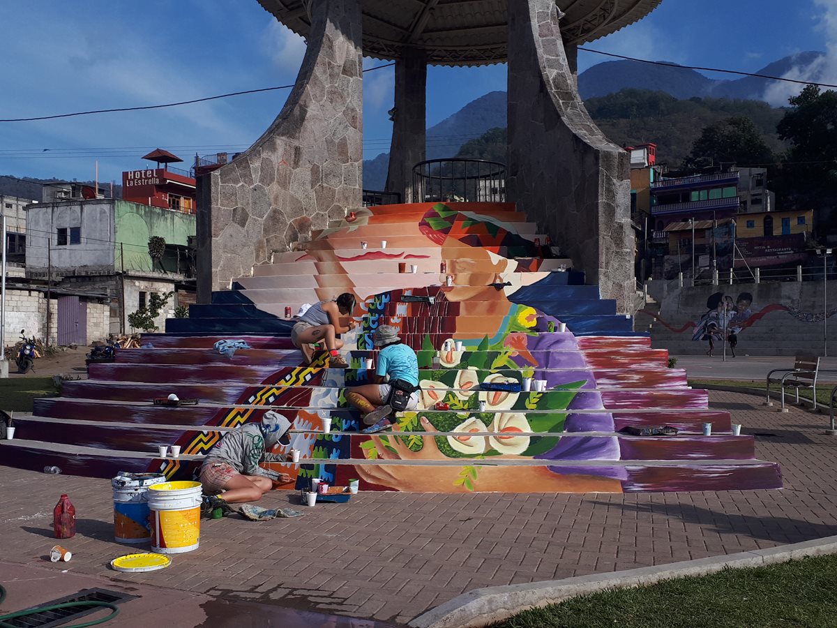 Los artistas plasmaron sus habilidades en varios murales en graderíos de áreas públicas de Santiago Atitlán, Sololá. (Foto Prensa Libre: Cortesía Inguat)