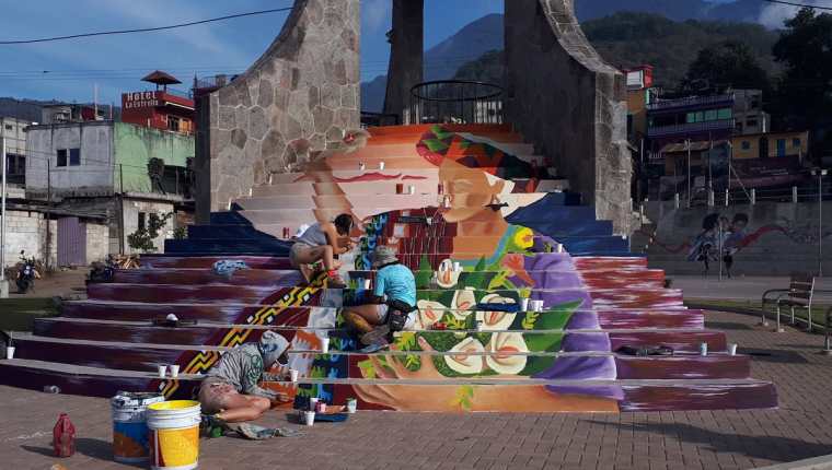 Los artistas plasmaron sus habilidades en varios murales en graderíos de áreas públicas de Santiago Atitlán, Sololá. (Foto Prensa Libre: Cortesía Inguat)