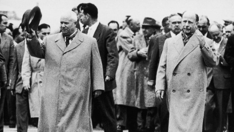 En julio de 1961, Nikita Jruschov accedió a la petición del líder de Alemania oriental, Walter Ulbricht, para construir una barrera física que separara Berlín.  GETTY IMAGES