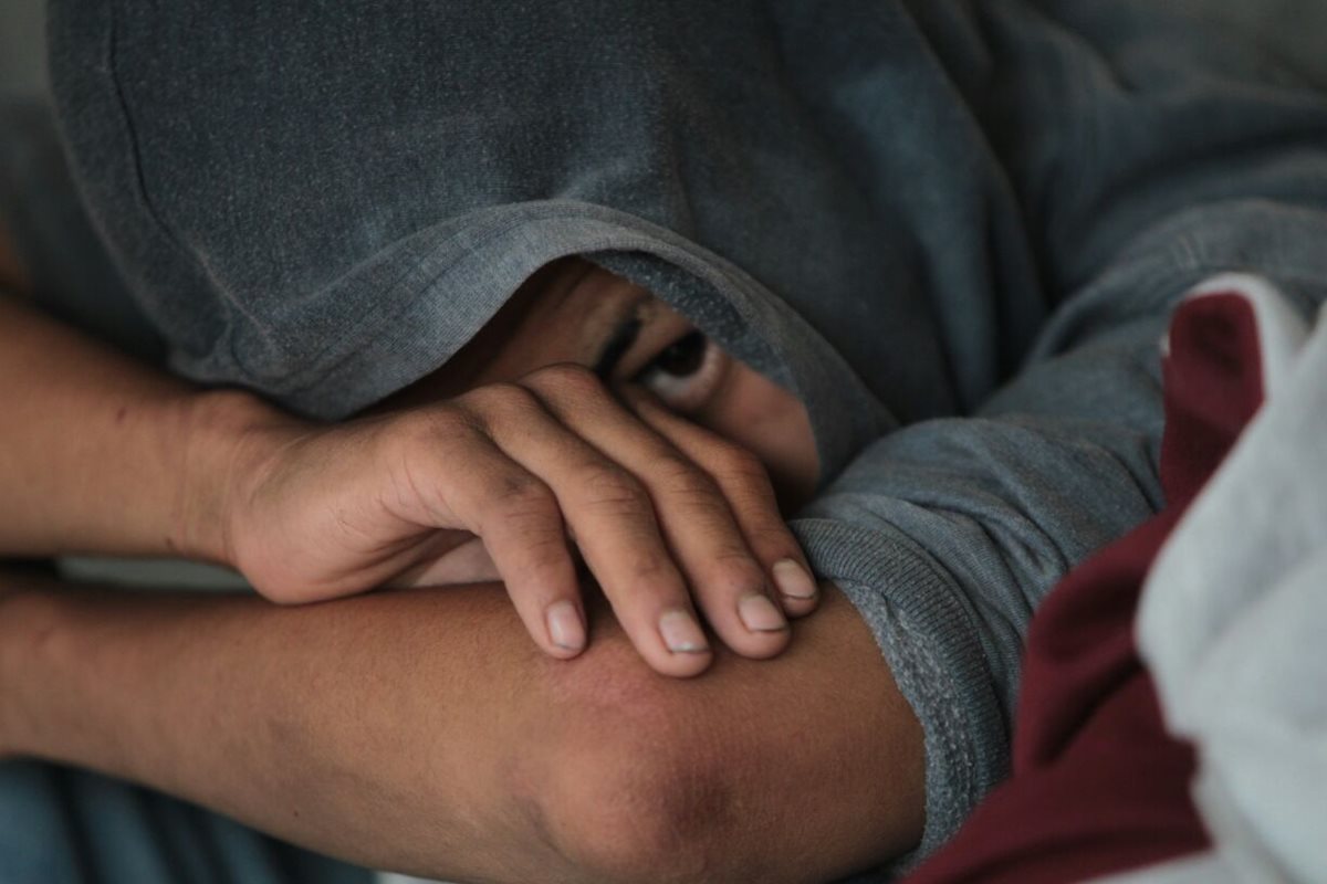 Menor de 14 años capturado junto a otro de 17 y un adulto de 30, señalados de intentar atacar a balazos a un piloto de transporte urbano. (Foto Prensa Libre: Érick Ávila)