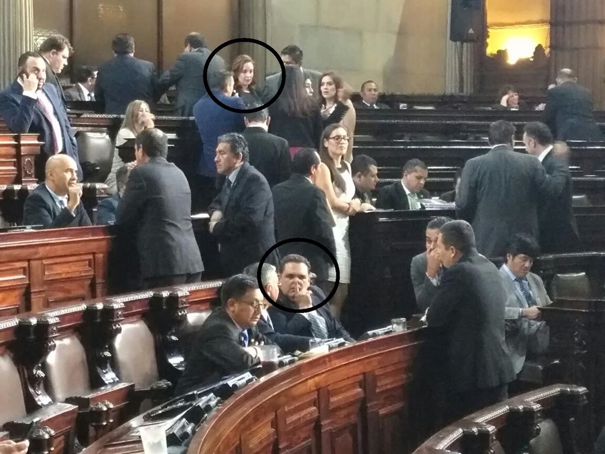 Alejandra Carrillo -en el círculo superior- conversa con diputados. Boris España -círculo inferior- permanece en la curul que ella reclamaba. (Foto: La Red)