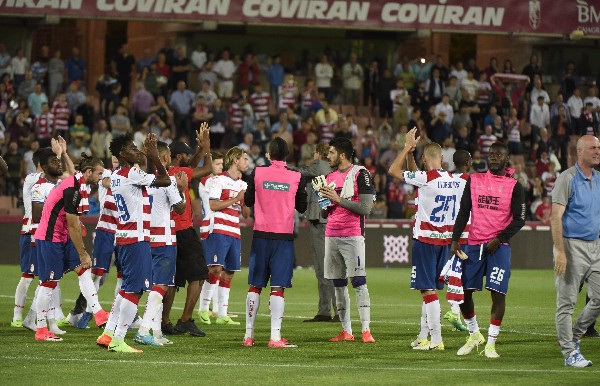 Los jugadores del Granada agradecen el apoyo de la afición, tras la derrota contra el Espanyol. (Foto Prensa Libre: AFP).
