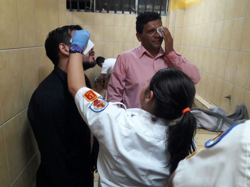 Bomberos atienden a estudiantes afectados por gas pimienta. (Foto Prensa Libre: Bomberos Voluntarios).