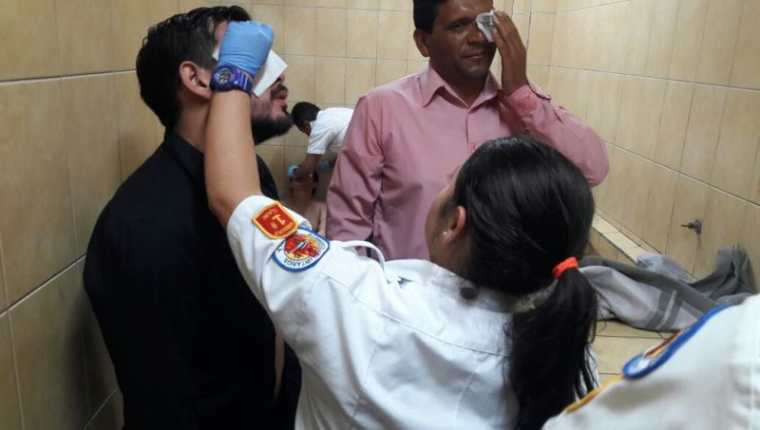 Bomberos atienden a estudiantes afectados por gas pimienta. (Foto Prensa Libre: Bomberos Voluntarios).