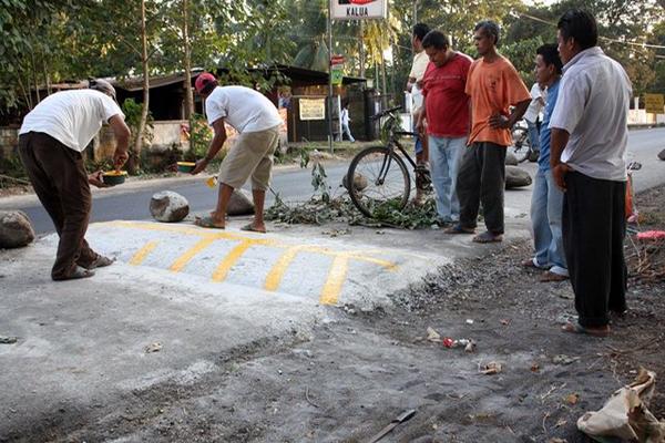 Vecinos construyen túmulos sin autorización en la ruta entre Retalhuleu y Champerico. (Foto Prensa Libre: Hemeroteca PL)