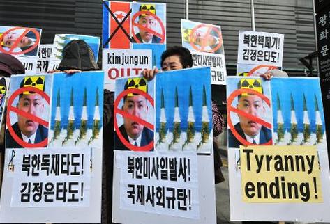 Activistas surcoreanos denuncian el lanzamiento de misiles de prueba norcoreanos. (Foto Prensa Libre: AFP).