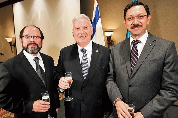 Moshe Bachar —al centro—, embajador de Israel, junto a Héctor Iván Espinoza y Óscar Padilla Lam, vicencancilleres. (Foto Prensa Libre. Edwin Castro)