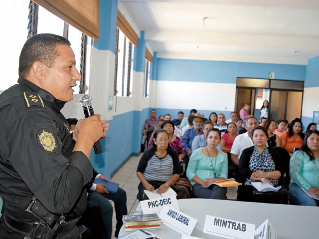 El comisario Rodrigo Salguero brinda información a los asistentes a una charla, que forma parte de la campaña de prevención de estafas a migrantes. (Foto Prensa Libre: Oswaldo Cardona).