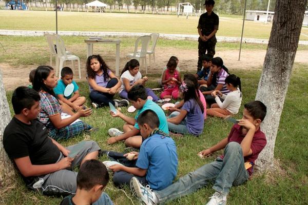 Niños y jóvenes participan en taller durante campamento, en la base de artillería de Salamá, Baja Verapaz. (Foto Prensa Libre: Carlos Grave).<br _mce_bogus="1"/>