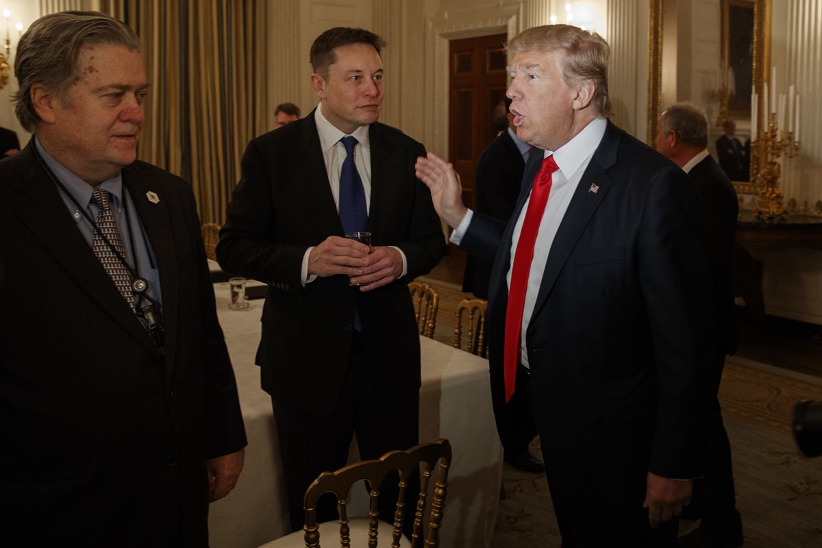 Trump se entrevista con Elon Musk y Steve Bannon (i), jefe de estrategia de la Casa Blanca. (Foto Prensa Libre: AP).